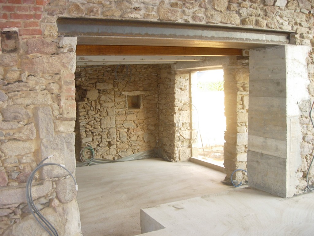 Ouverture de mur en pierre, en béton à Saint-Sigismond